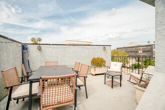 839 S Holt Ave in Los Angeles, CA - Building Photo - Building Photo