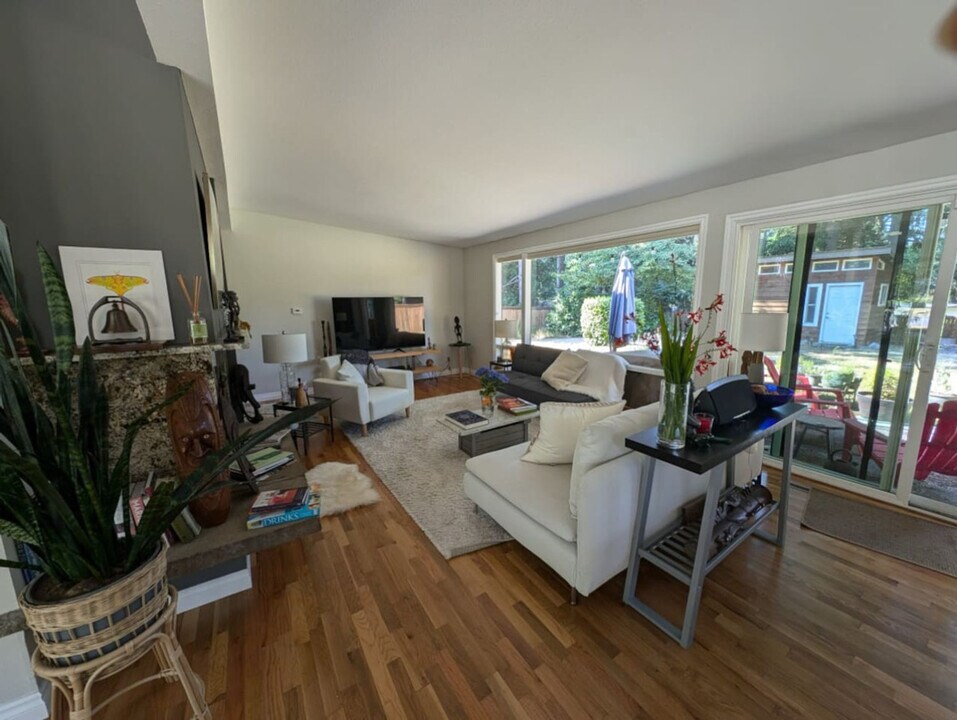 12218 NE 66th St in Kirkland, WA - Building Photo