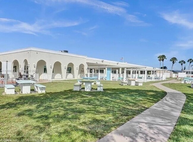 5470 SW 25th Way in Fort Lauderdale, FL - Building Photo - Building Photo