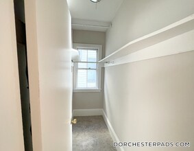 26-28-28 Harbor View St in Boston, MA - Foto de edificio - Building Photo