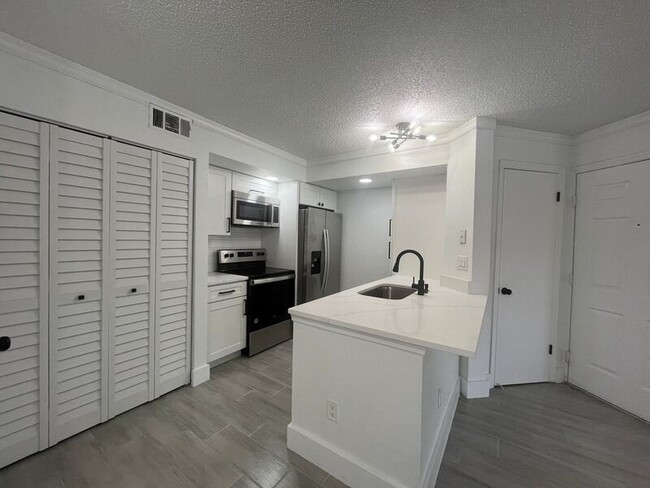 5773 Gatlin Ave in Orlando, FL - Building Photo - Building Photo