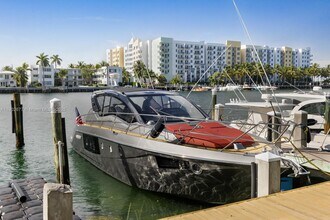 7928 East Dr in North Bay Village, FL - Foto de edificio - Building Photo