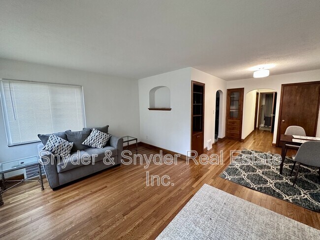 1093 N Main St in Akron, OH - Building Photo - Building Photo