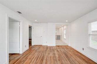 1305 Bob Harrison St in Austin, TX - Foto de edificio - Building Photo