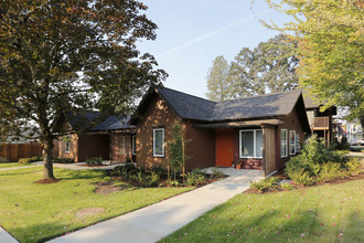 Deskins Commons Apartments in Newberg, OR - Building Photo - Building Photo