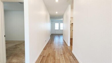 3805 Thomas Plns Dr in Heartland, TX - Building Photo - Building Photo