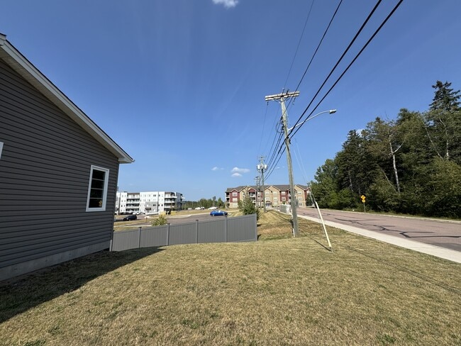 15 Clover St in Moncton, NB - Building Photo - Building Photo