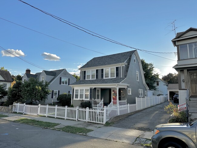 233 Clover St in Stratford, CT - Building Photo - Building Photo