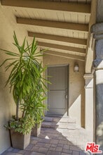 735 Westmount Dr in West Hollywood, CA - Building Photo - Building Photo