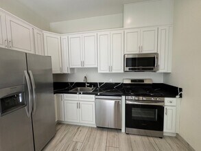 23110 Mulholland Dr in Los Angeles, CA - Foto de edificio - Building Photo