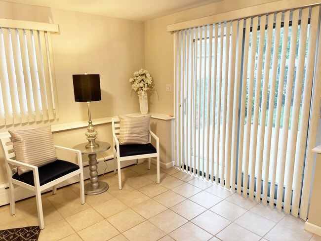 36 2nd Ave, Unit A in East Rockaway, NY - Foto de edificio - Building Photo