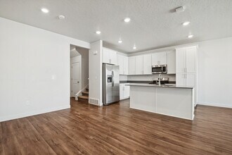 102 E Grant Ln in North Salt Lake, UT - Foto de edificio - Building Photo