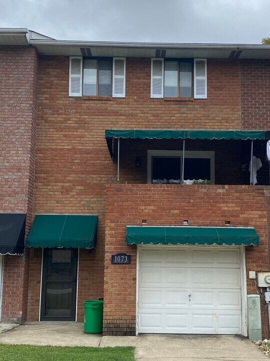 1073 Cranston Dr in Greensburg, PA - Building Photo