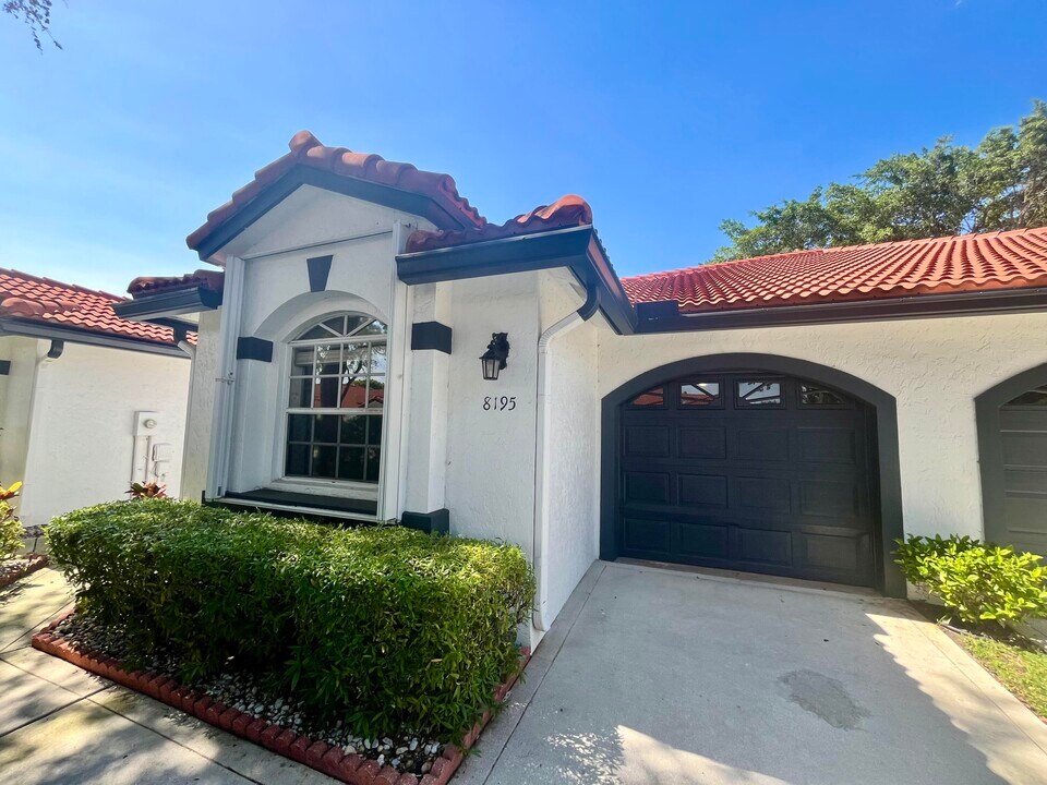 8195 Vía Bella in Boca Raton, FL - Building Photo