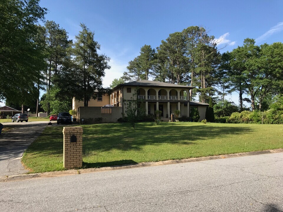 2350 The by Way in Morrow, GA - Foto de edificio