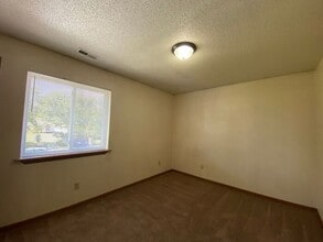 145 Sugar Creek Ln in North Liberty, IA - Building Photo - Building Photo