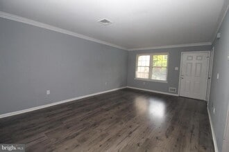 19 EMILY in Robbinsville, NJ - Foto de edificio - Building Photo