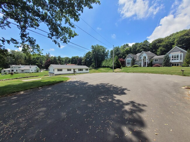 415 Barton Dr in Orange, CT - Building Photo - Building Photo