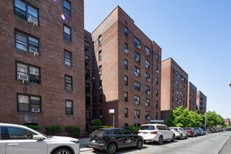 6400 Saunders St in Rego Park, NY - Building Photo - Building Photo