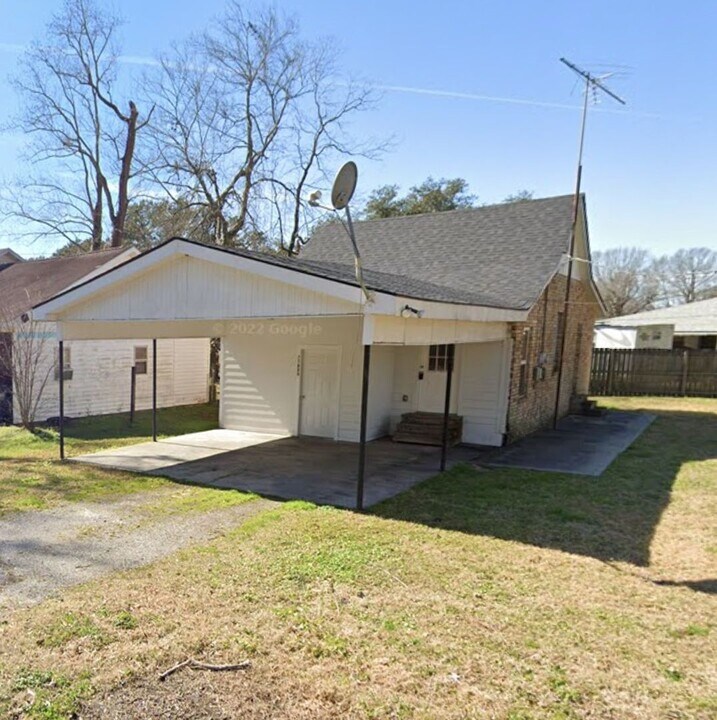 11223 O W Brown Rd in Gonzales, LA - Foto de edificio