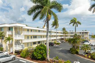 Lake Colony Apartments in North Palm Beach, FL - Building Photo - Primary Photo