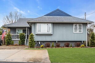 658 Driftwood Pl in Toms River, NJ - Building Photo