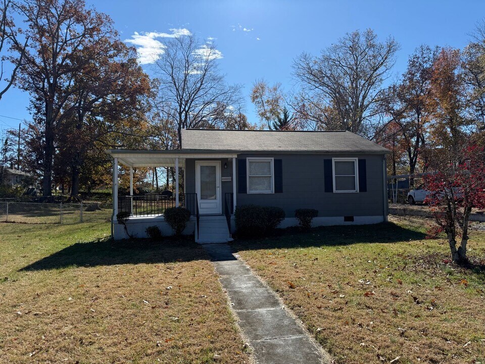 75 34th St Ct NW in Hickory, NC - Building Photo