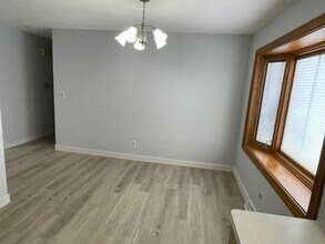 1210 Woodridge Dr in Rockford, IL - Building Photo - Building Photo