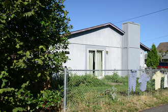 5907 SE 83rd Ave in Portland, OR - Building Photo - Building Photo