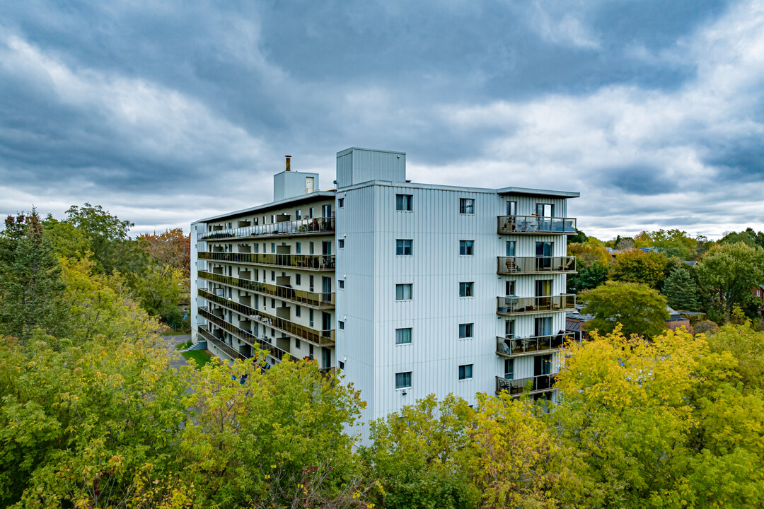 The White House Apartments in Guelph, ON - Building Photo