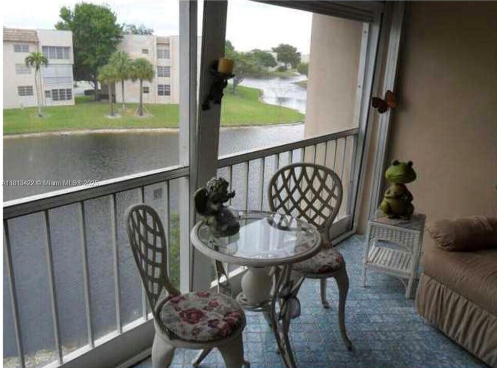 5841 NW 61st Ave in Tamarac, FL - Building Photo