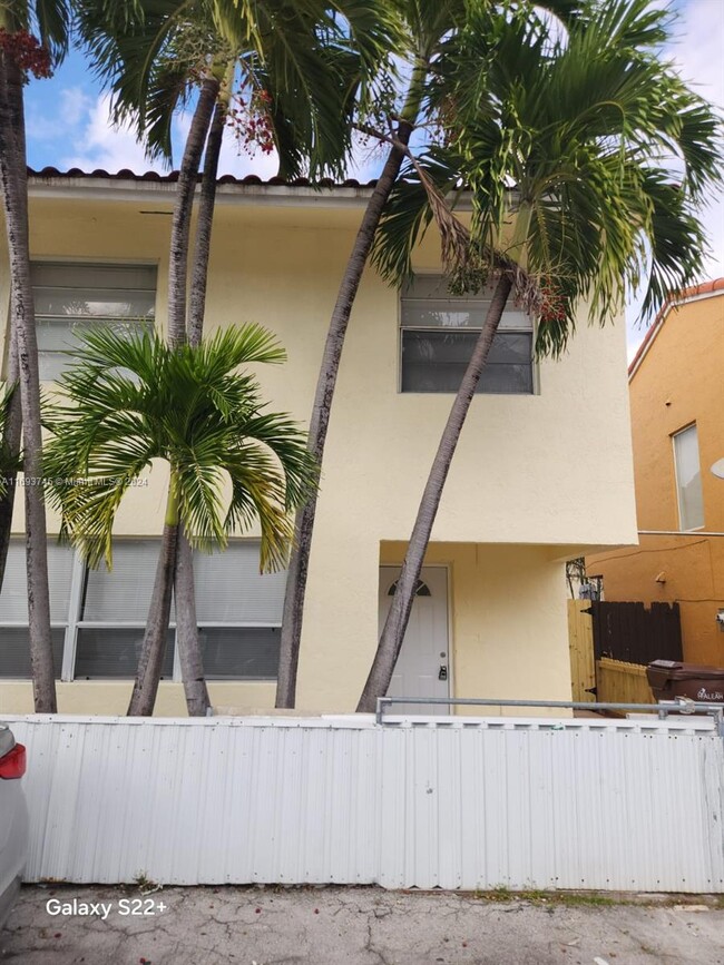 2417 W 54th Pl in Hialeah, FL - Foto de edificio - Building Photo