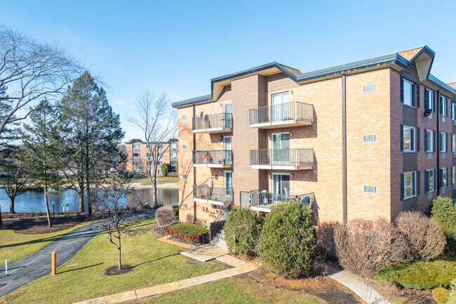 Mallard Cove in Arlington Heights, IL - Building Photo - Building Photo
