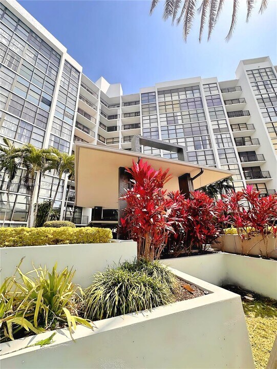 800 Parkview Dr, Unit 119 in Hallandale Beach, FL - Building Photo