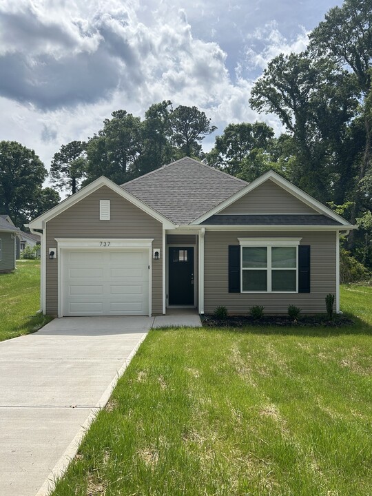 737 N McFarland St in Gastonia, NC - Building Photo