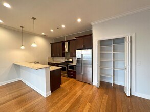 1002 W Van Buren St in Chicago, IL - Building Photo - Building Photo