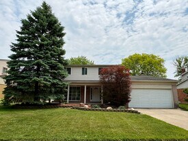 3550 Kings Point Dr in Troy, MI - Building Photo
