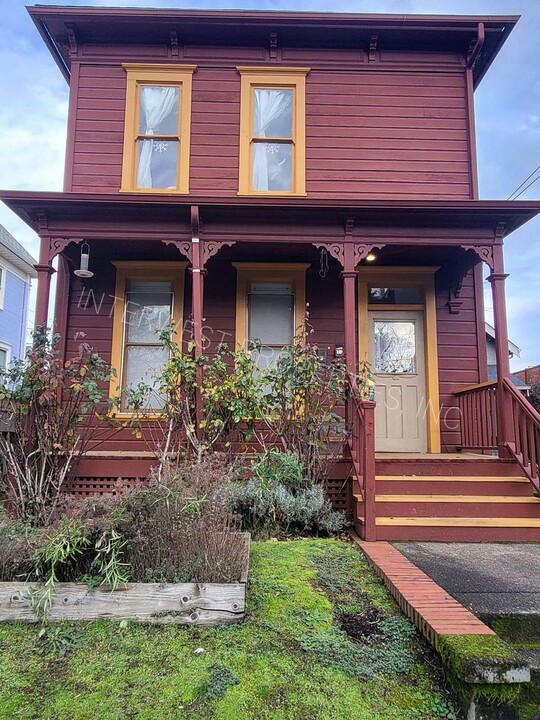 1911 SE Ankeny St in Portland, OR - Building Photo