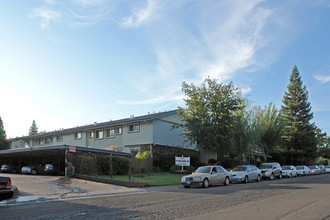 Vir Mar Garden Apartments in Fair Oaks, CA - Foto de edificio - Building Photo