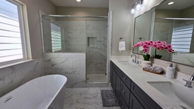8326 Curry Rd in Houston, TX - Building Photo - Building Photo