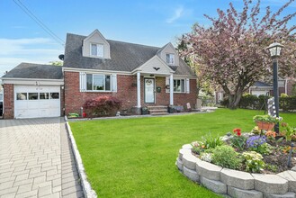 072 Yerger Rd in Fair Lawn, NJ - Foto de edificio - Building Photo