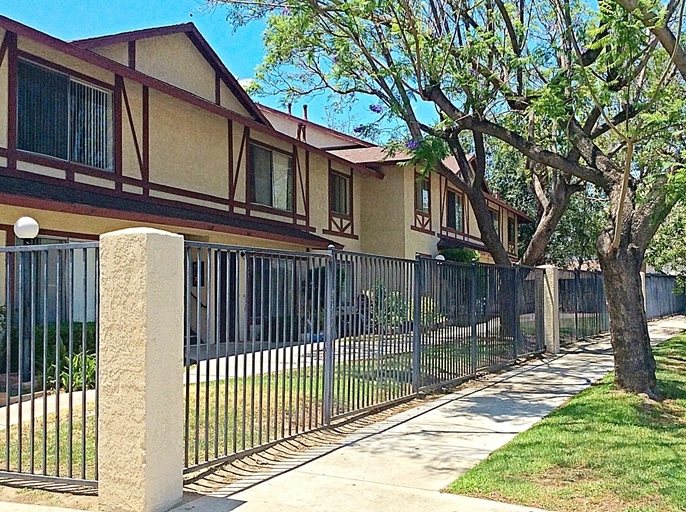 Grove Ave in Ontario, CA - Foto de edificio