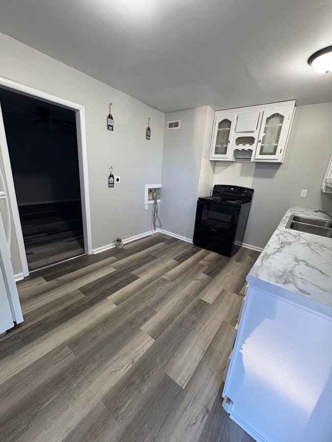 240 N W Pl in Salina, KS - Building Photo - Building Photo