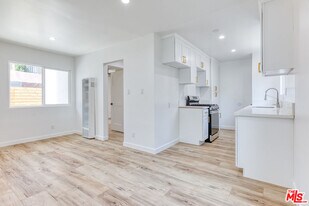 2318 Glover Pl in Los Angeles, CA - Building Photo