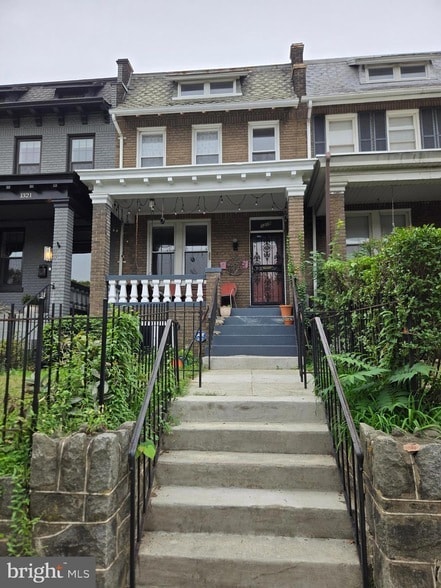 property at 1319 E St NE