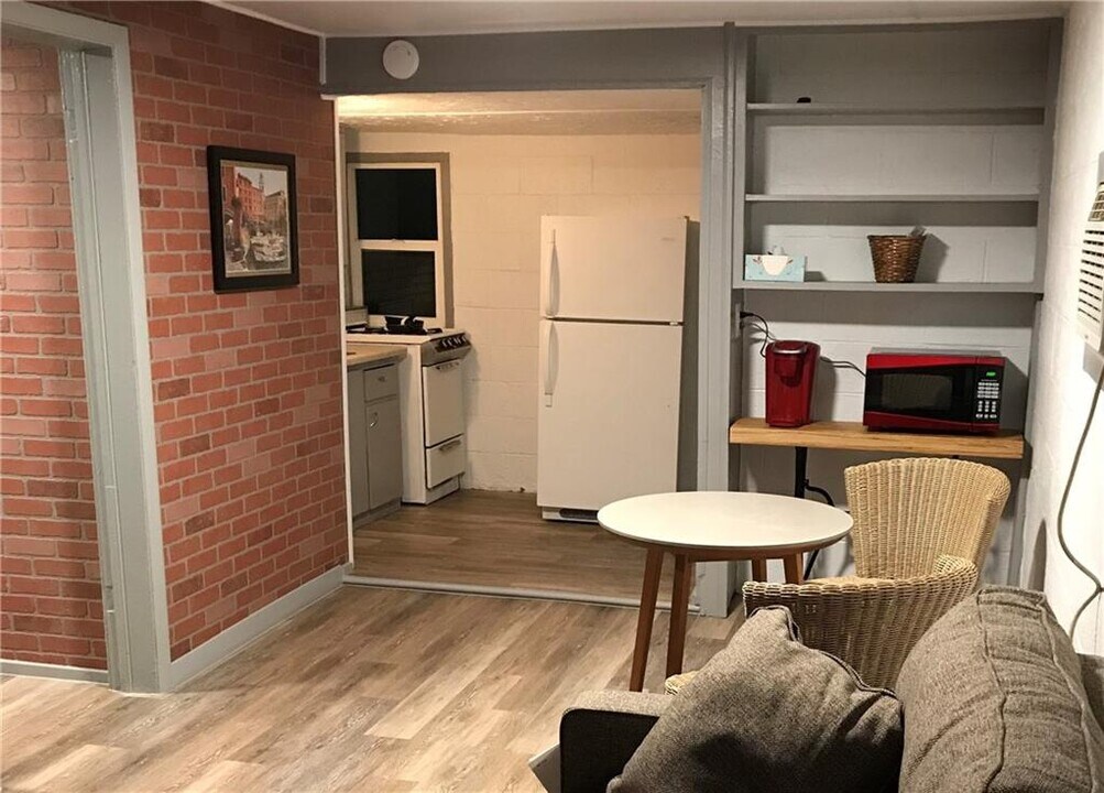 16 W Thatcher St in Edmond, OK - Building Photo