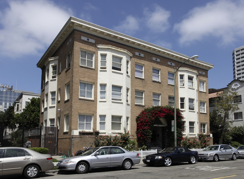 Dunsmuir Apartments in Oakland, CA - Building Photo