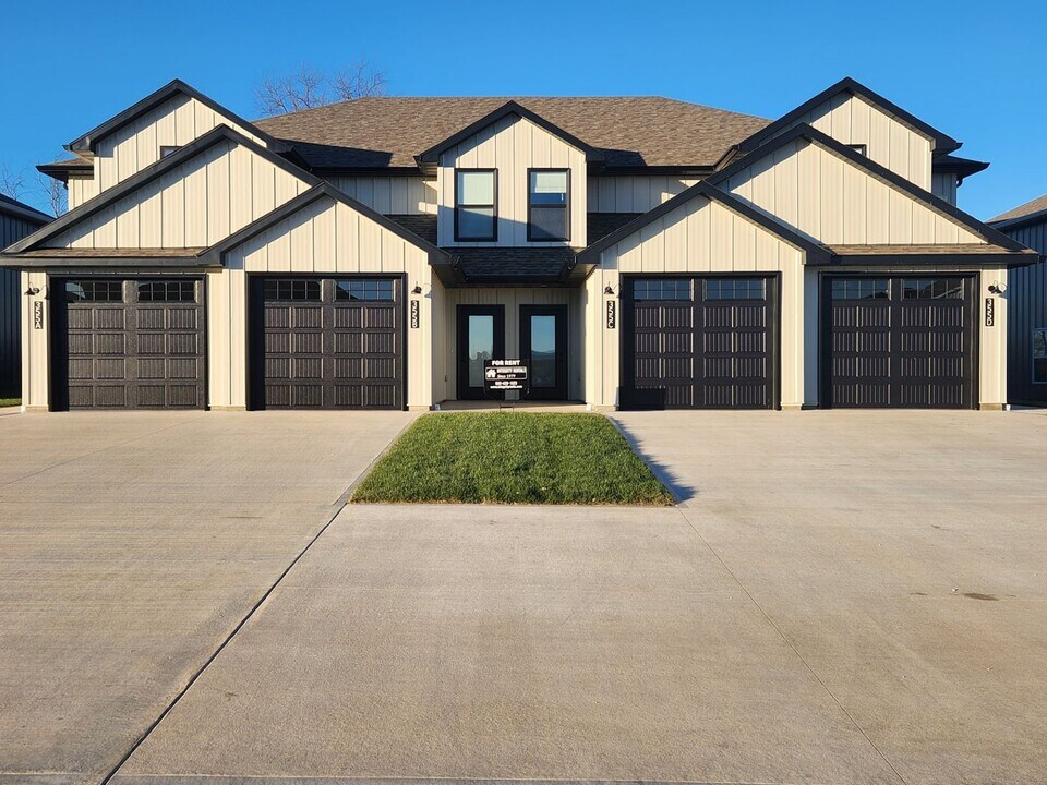 355 SE 70 Rd in Warrensburg, MO - Building Photo