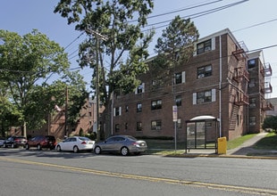 Palisades Court and Manor Apartments in Palisades Park, NJ - Building Photo - Building Photo
