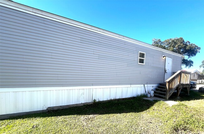 108 S 7th St in Highlands, TX - Building Photo - Building Photo